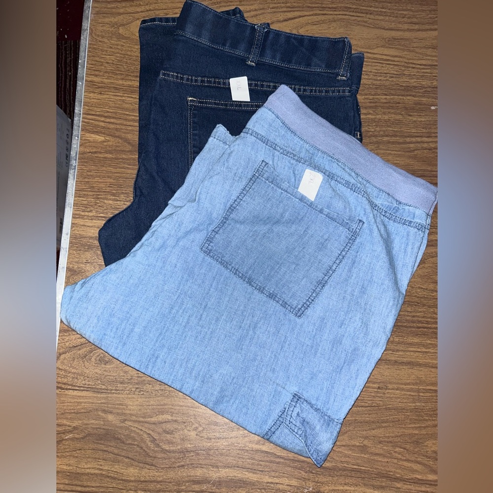 Lot of two Women’s Pants - Lee Jeggings  and St John’s Bay Capris both size XXL